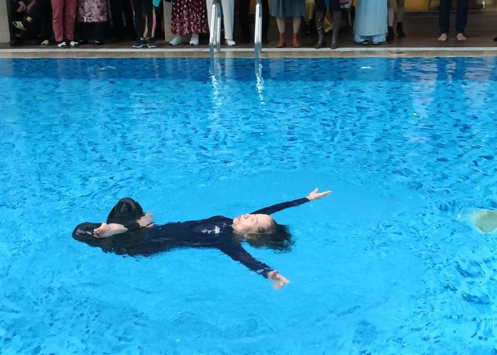 Cụ bà U80 Hà Nội lập kỷ lục biểu diễn yoga dưới nước gây sốt-1