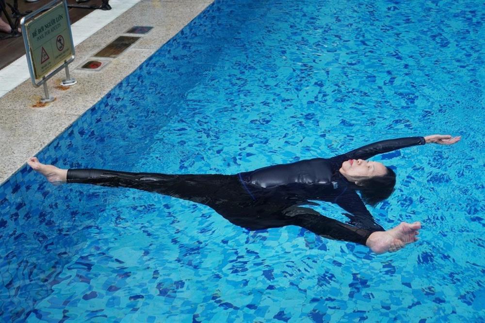 Cụ bà U80 Hà Nội lập kỷ lục biểu diễn yoga dưới nước gây sốt-2