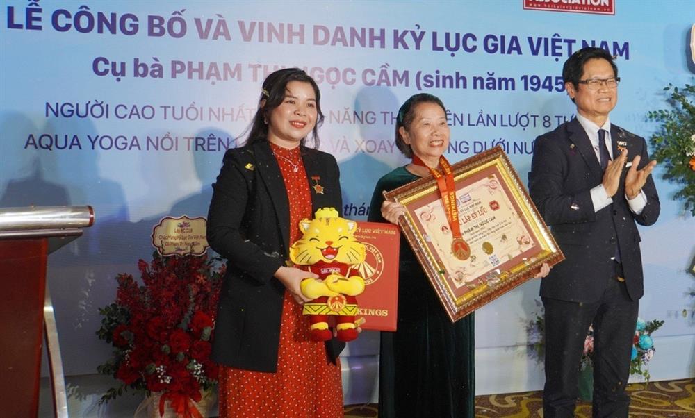 Cụ bà U80 Hà Nội lập kỷ lục biểu diễn yoga dưới nước gây sốt-3