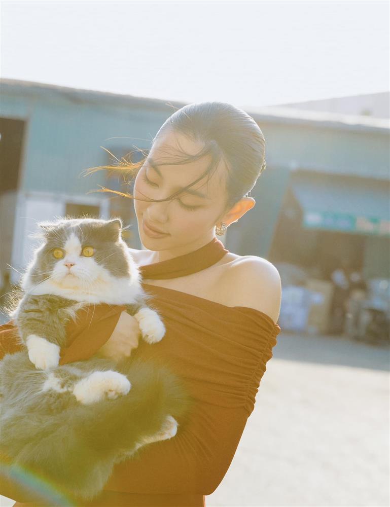 4 layout đậm chất thời trang khoe nét đẹp đường phố Sài Gòn của Thùy Tiên-3