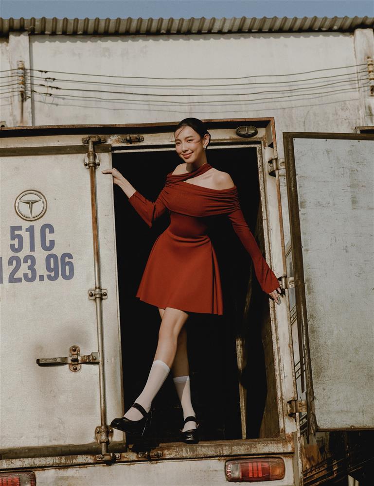 4 layout đậm chất thời trang khoe nét đẹp đường phố Sài Gòn của Thùy Tiên-5