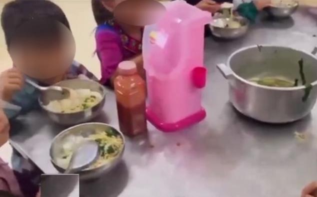 Bữa ăn bán trú 2 gói mì tôm chan cơm cho 11 học sinh là có thật: Tình trạng thiếu đồ ăn thường xuyên xảy ra, học sinh xuống bếp nhặt rau bị thối-1