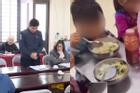 Bữa ăn bán trú 2 gói mì tôm chan cơm cho 11 học sinh là có thật: Tình trạng thiếu đồ ăn thường xuyên xảy ra, học sinh xuống bếp nhặt rau bị thối