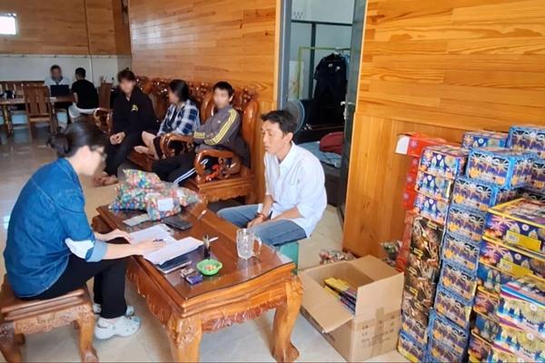 Bắt quả tang vụ mua bán pháo nổ lớn nhất Lâm Đồng-1