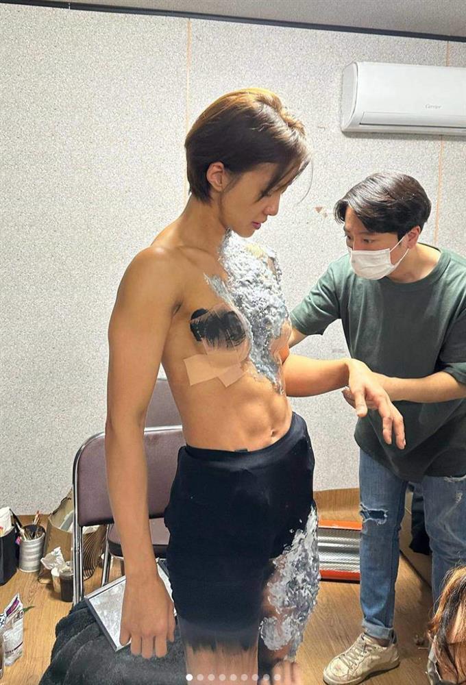 Bắt gặp mỹ nữ diện áo ống khoe bắp tay đá tảng, cánh mày râu nhìn mà ao ước-1