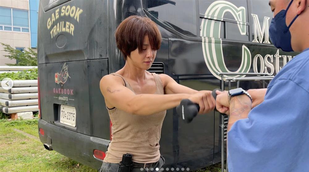 Bắt gặp mỹ nữ diện áo ống khoe bắp tay đá tảng, cánh mày râu nhìn mà ao ước-2