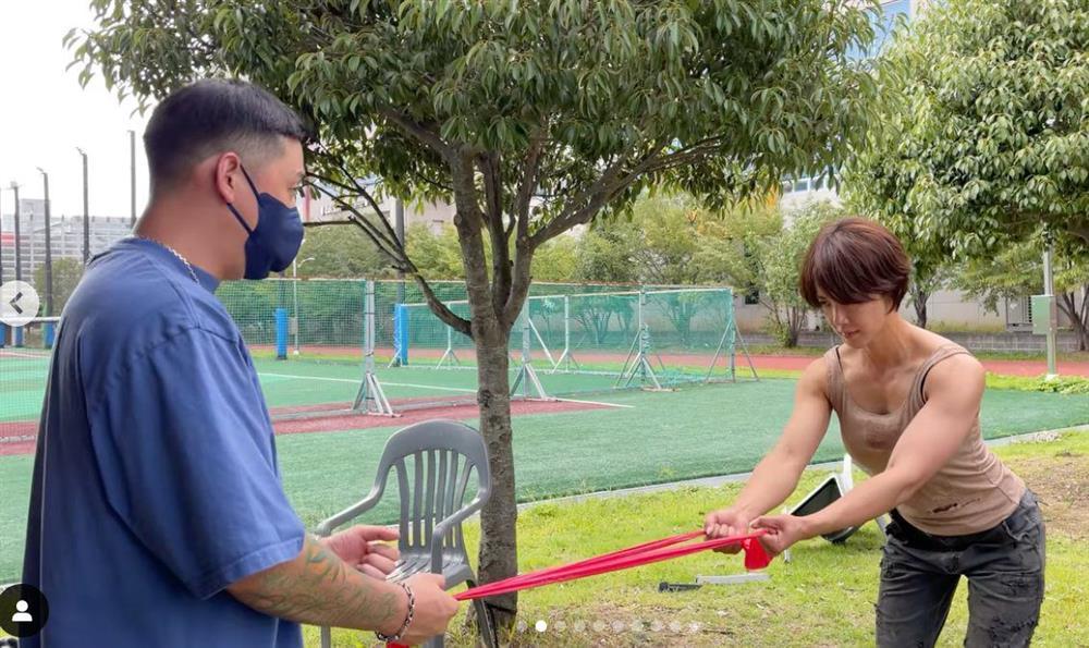 Bắt gặp mỹ nữ diện áo ống khoe bắp tay đá tảng, cánh mày râu nhìn mà ao ước-3