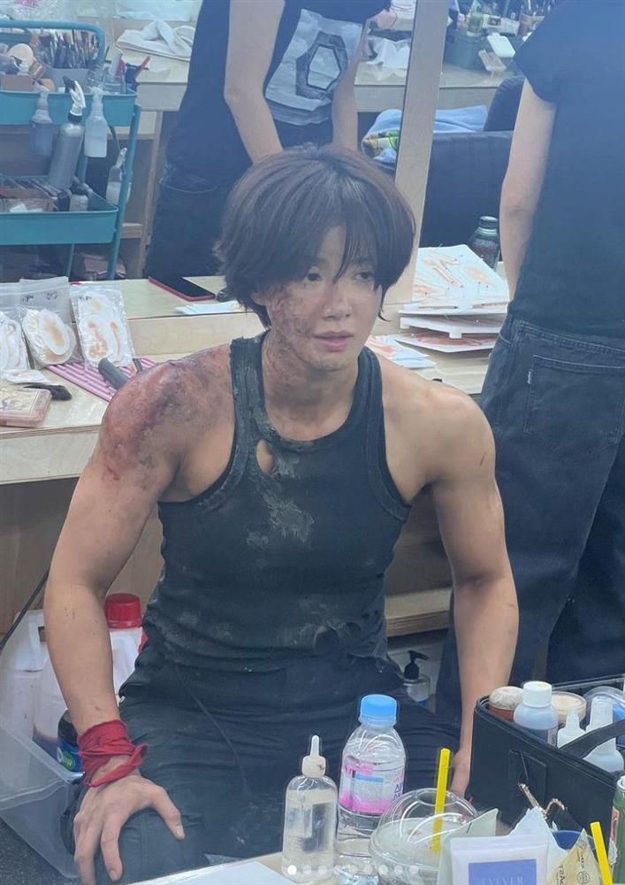 Bắt gặp mỹ nữ diện áo ống khoe bắp tay đá tảng, cánh mày râu nhìn mà ao ước-4