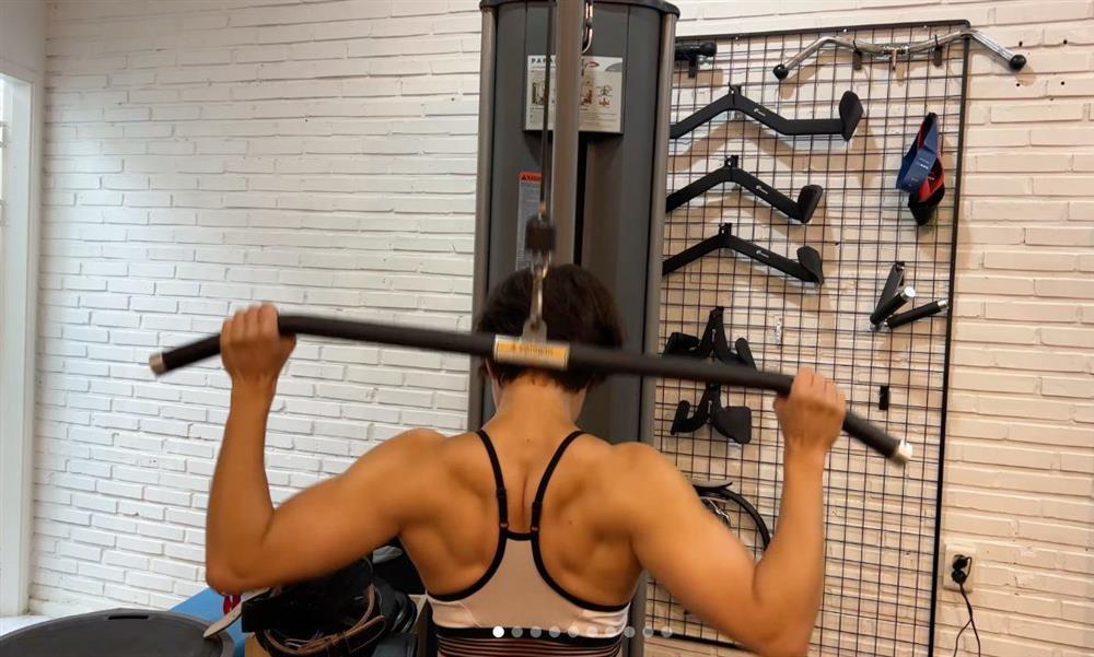 Bắt gặp mỹ nữ diện áo ống khoe bắp tay đá tảng, cánh mày râu nhìn mà ao ước-5