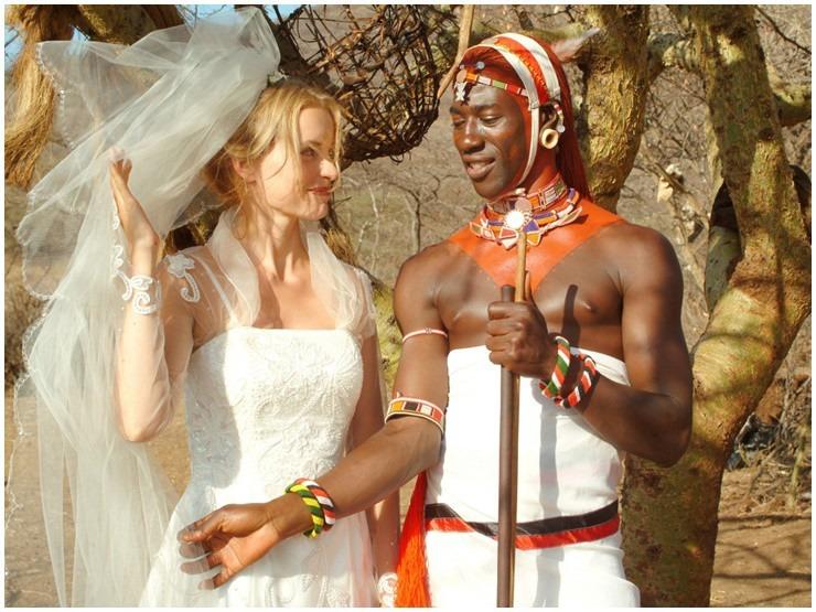 Mỹ nhân ngoại quốc bỏ bạn trai, kết hôn với người đàn ông đẹp nhất bộ lạc châu Phi-1
