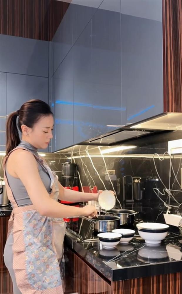 Hết ốm nghén, Phương Oanh phục vụ chồng tận răng: Khệ nệ làm salad suốt 4 tiếng chiêu đãi Shark Bình-2