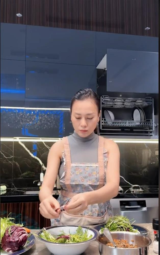 Hết ốm nghén, Phương Oanh phục vụ chồng tận răng: Khệ nệ làm salad suốt 4 tiếng chiêu đãi Shark Bình-3