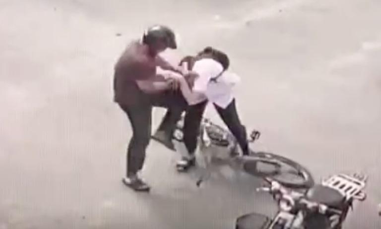 Khởi tố người đàn ông đánh bạn của con ngay giữa đường-2