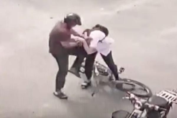 Một nữ sinh lớp 8 bị đánh hội đồng, phải nhập viện cấp cứu ở Long An-1