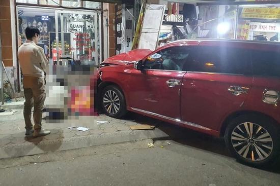 Ô tô tông liên hoàn trước cổng Học viện Tài chính, 2 người thương vong