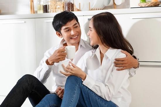 Yêu bạn trai kém 7 tuổi, tôi khó chịu khi anh hay nói điều này