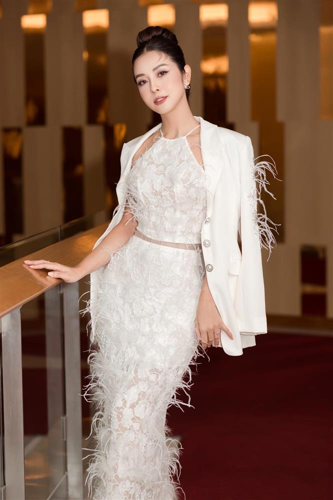 Jennifer Phạm U40 diện đầm khoe thềm ngực, phối phụ kiện tiền tỉ đẳng cấp phu nhân-1