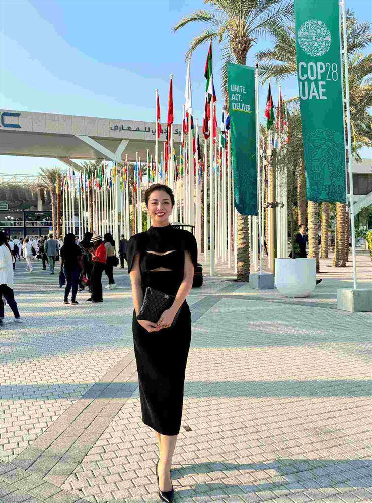 Jennifer Phạm U40 diện đầm khoe thềm ngực, phối phụ kiện tiền tỉ đẳng cấp phu nhân-2