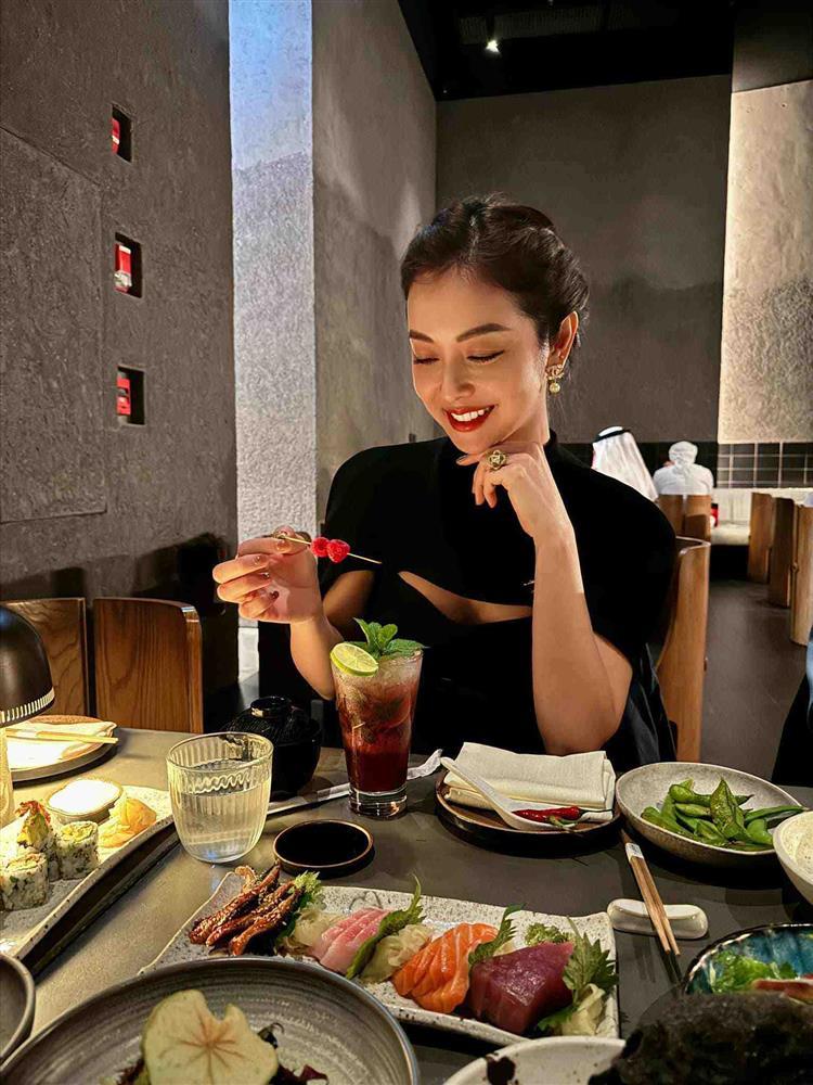 Jennifer Phạm U40 diện đầm khoe thềm ngực, phối phụ kiện tiền tỉ đẳng cấp phu nhân-3