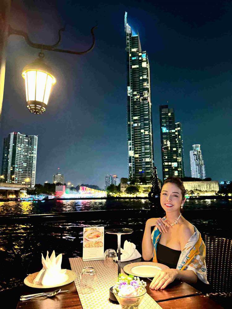 Jennifer Phạm U40 diện đầm khoe thềm ngực, phối phụ kiện tiền tỉ đẳng cấp phu nhân-5