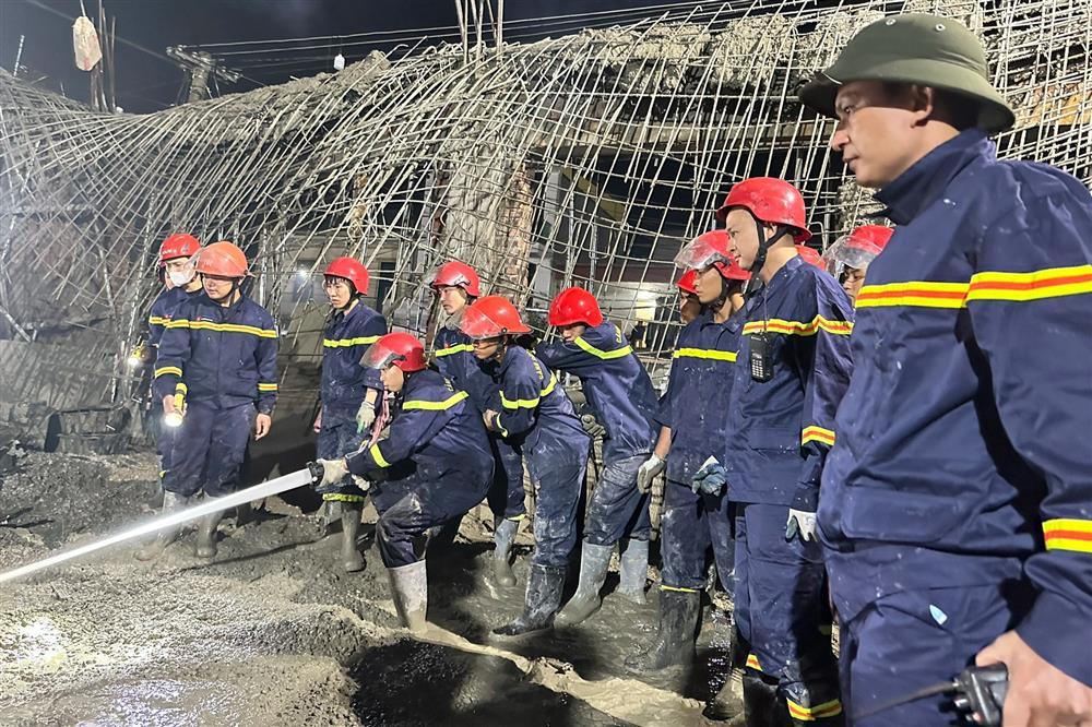 Cảnh sát dò âm, cắt thép, đào bê tông tìm nạn nhân vụ sập giàn giáo-2