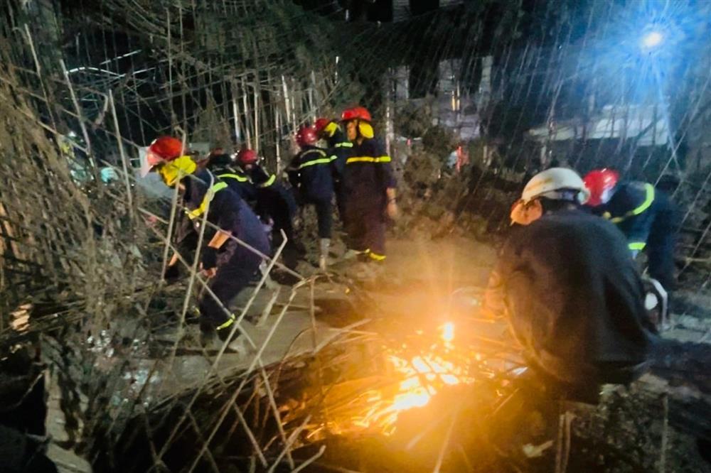 Cảnh sát dò âm, cắt thép, đào bê tông tìm nạn nhân vụ sập giàn giáo-3
