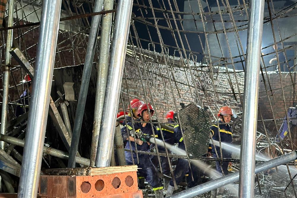 Cảnh sát dò âm, cắt thép, đào bê tông tìm nạn nhân vụ sập giàn giáo-4