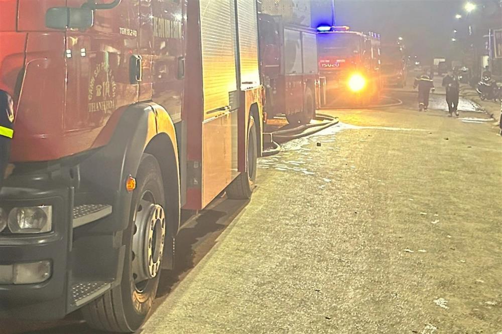 Cảnh sát dò âm, cắt thép, đào bê tông tìm nạn nhân vụ sập giàn giáo-5