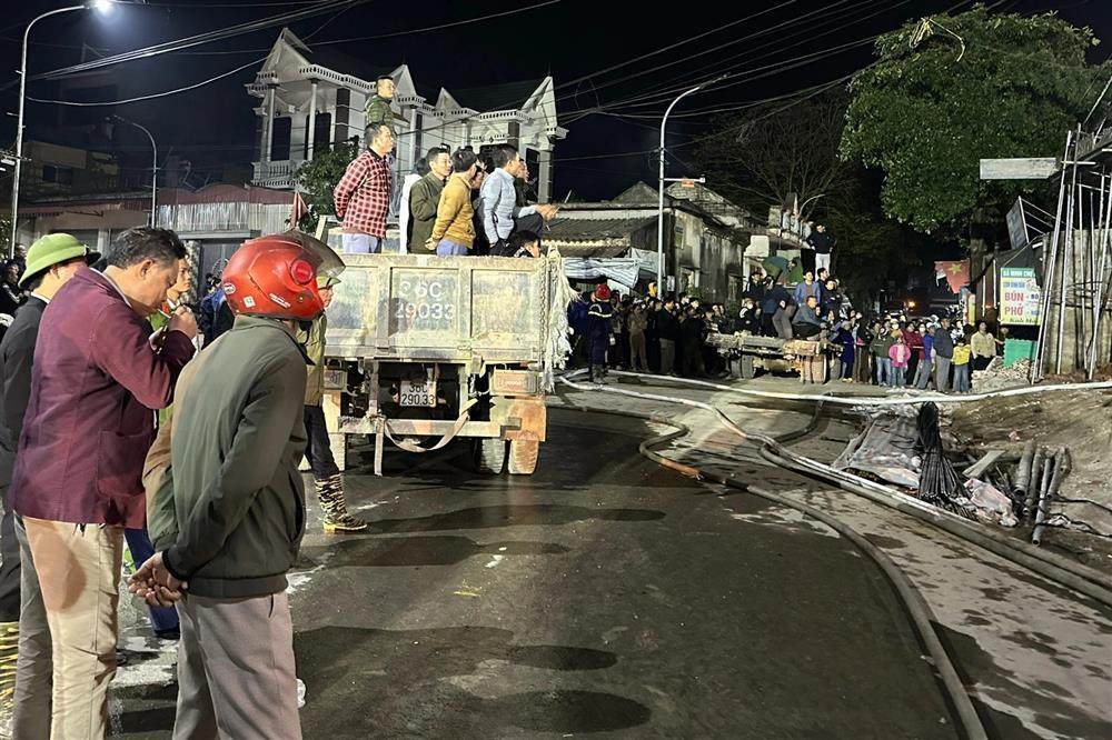 Cảnh sát dò âm, cắt thép, đào bê tông tìm nạn nhân vụ sập giàn giáo-7