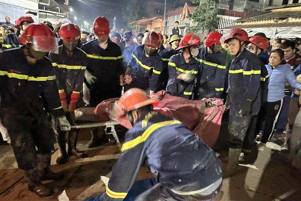 Vụ sập giàn giáo: 4 người trôi theo bê tông xuống đất-3