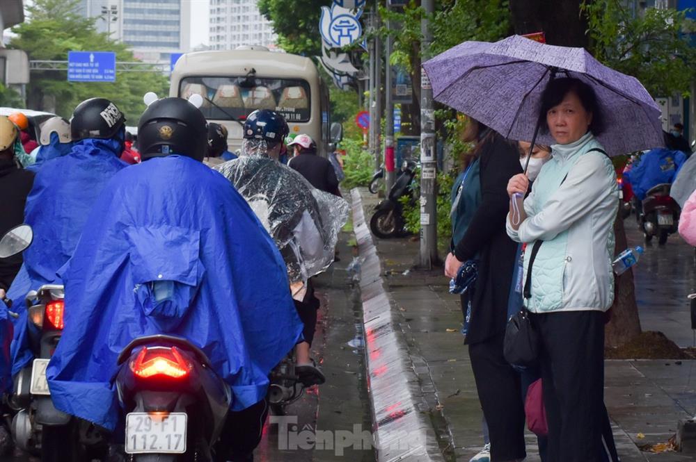 Rét thấu xương, người Hà Nội co ro trên đường-1