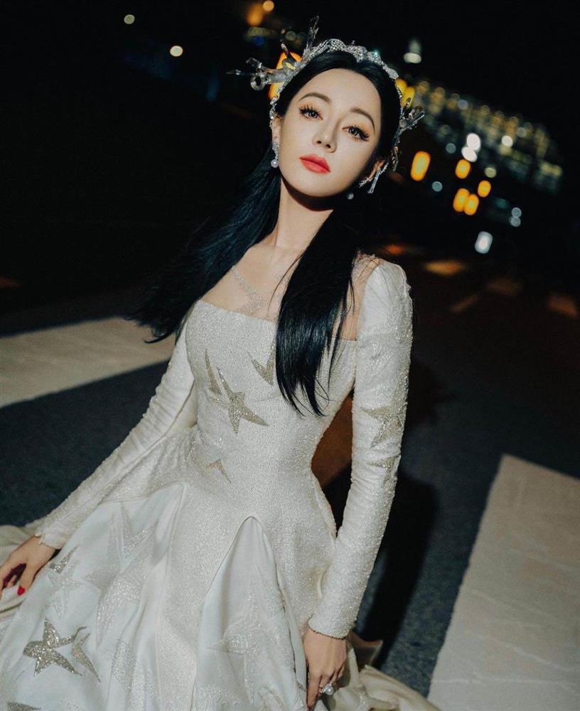 Địch Lệ Nhiệt Ba lên top tìm kiếm vì chiếc váy phong cách nữ thần-3