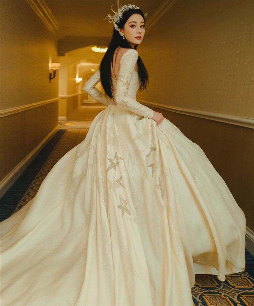 Địch Lệ Nhiệt Ba lên top tìm kiếm vì chiếc váy phong cách nữ thần-4