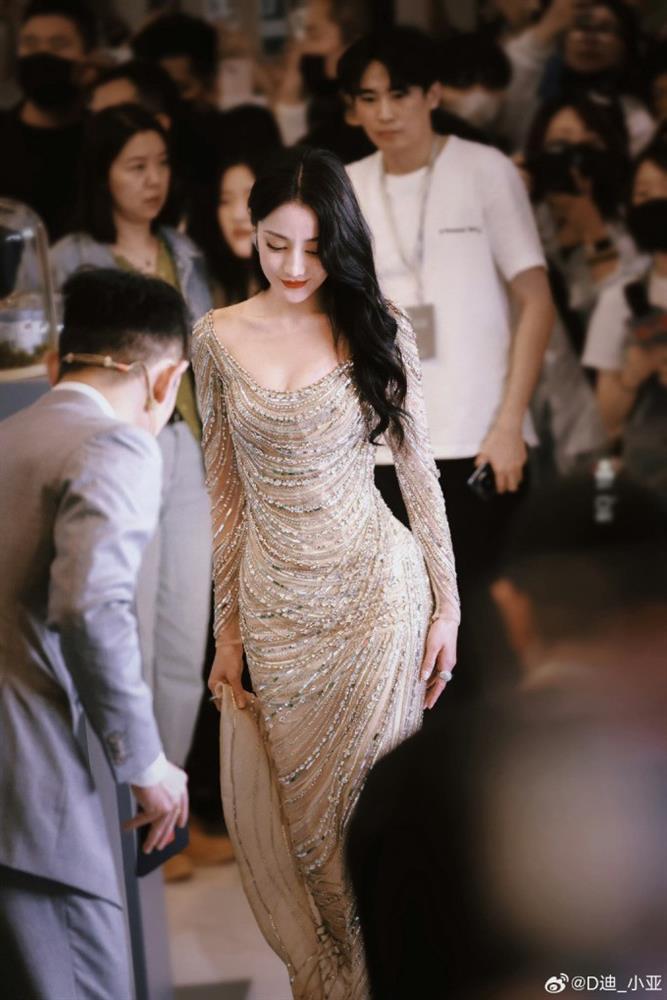 Địch Lệ Nhiệt Ba lên top tìm kiếm vì chiếc váy phong cách nữ thần-6