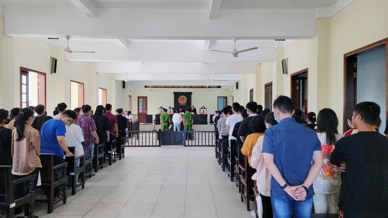 Cả trăm sinh viên ở Cần Thơ dự phiên tòa hai thanh niên lừa đảo hàng tỷ đồng-2