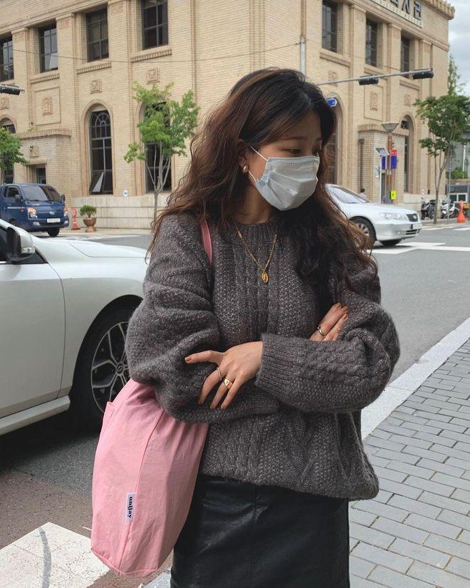 Ngoài áo len cổ cao còn có 4 kiểu áo khác giữ ấm cực tốt-1