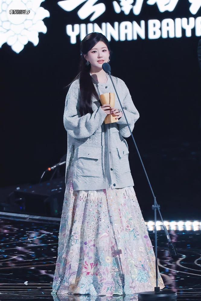 Triệu Lộ Tư xuất hiện nhiều nốt dị ứng trên mặt, lý do từ căn bệnh khiến cân nặng tăng vùn vụt-3