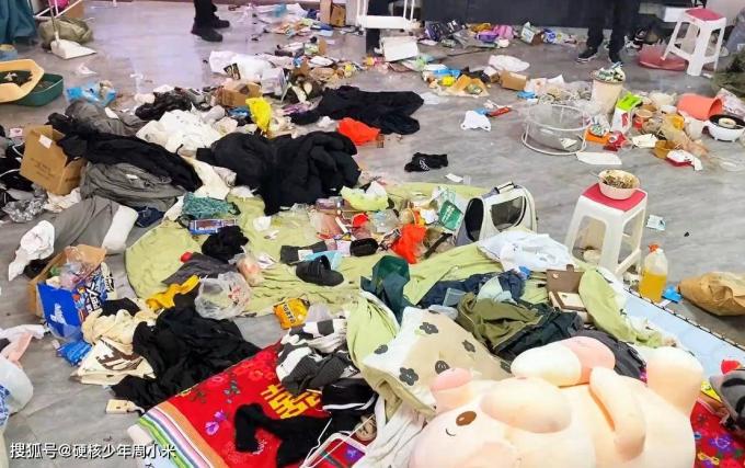 Về nhà sau vài ngày ở bên ngoài, cảnh tượng trong phòng của vợ khiến anh chồng tím mặt-4