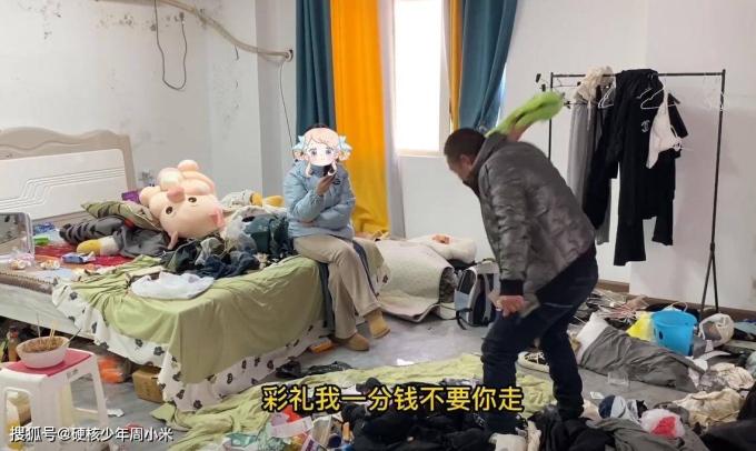 Về nhà sau vài ngày ở bên ngoài, cảnh tượng trong phòng của vợ khiến anh chồng tím mặt-2