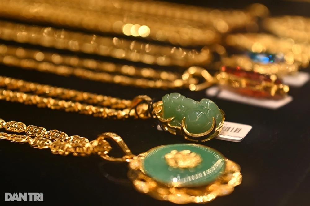 Giá vàng tăng liên tục, duy trì trên ngưỡng 2.000 USD-1