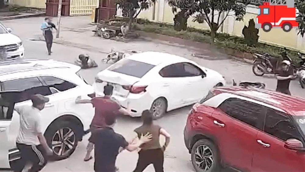 Nghi nữ tài xế nhầm chân ga gây tai nạn liên hoàn-1