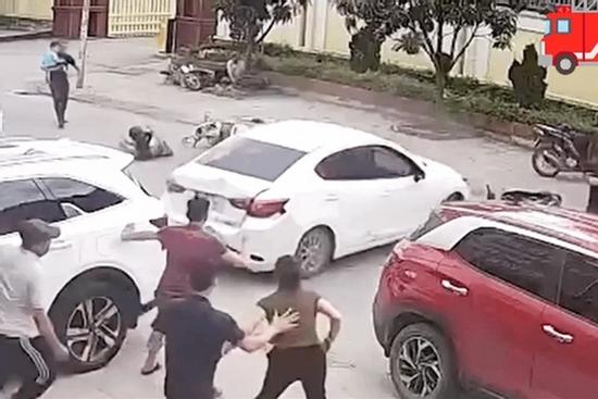 Nghi nữ tài xế nhầm chân ga gây tai nạn liên hoàn