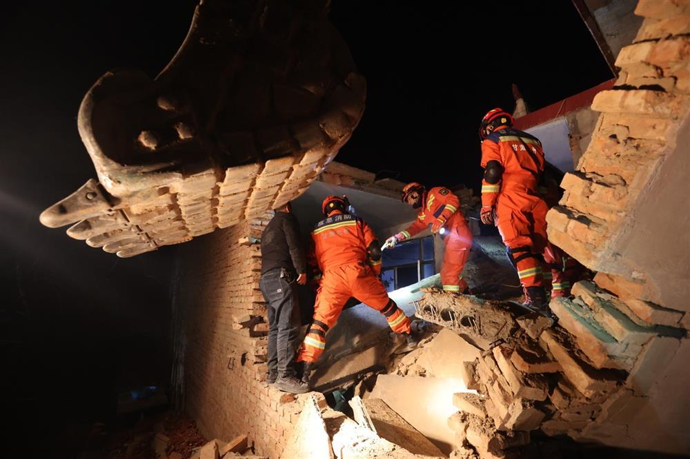 Cảnh đổ nát trong trận động đất khiến 111 người thiệt mạng ở Trung Quốc-1