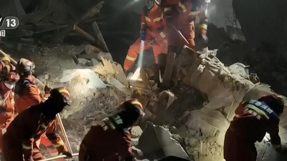 Cảnh đổ nát trong trận động đất khiến 111 người thiệt mạng ở Trung Quốc-10