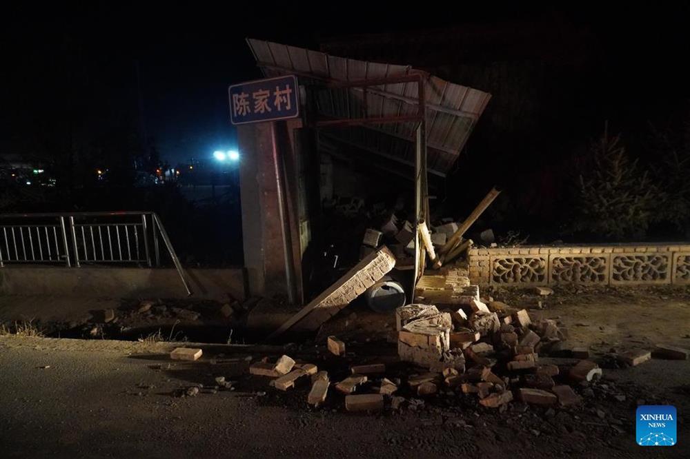 Cảnh đổ nát trong trận động đất khiến 111 người thiệt mạng ở Trung Quốc-3