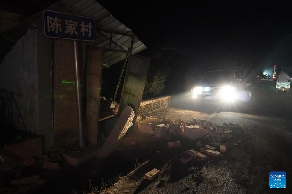 Cảnh đổ nát trong trận động đất khiến 111 người thiệt mạng ở Trung Quốc-4