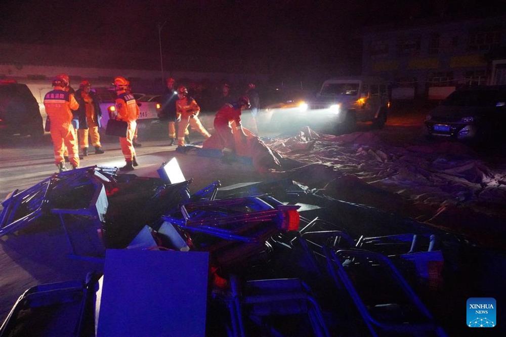 Cảnh đổ nát trong trận động đất khiến 111 người thiệt mạng ở Trung Quốc-5