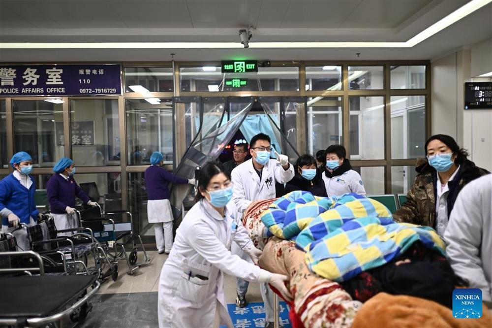 Cảnh đổ nát trong trận động đất khiến 111 người thiệt mạng ở Trung Quốc-8