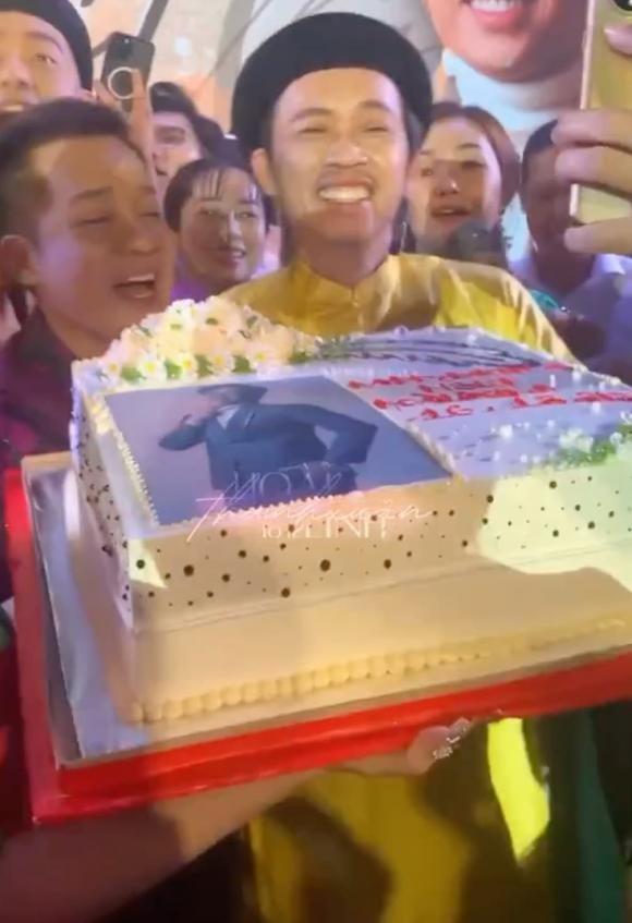 Hoài Linh được tổ chức sinh nhật bất ngờ trên sân khấu, phản ứng của khán giả đáng chú ý-1