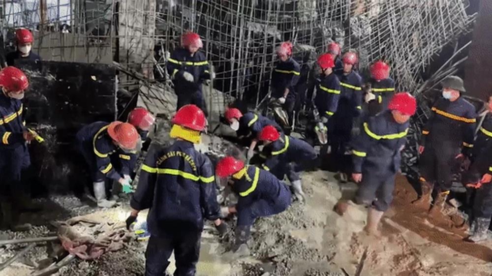 Vụ sập giàn giáo: 4 người trôi theo bê tông xuống đất-2